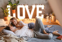 How to set up a romantic bedroom?